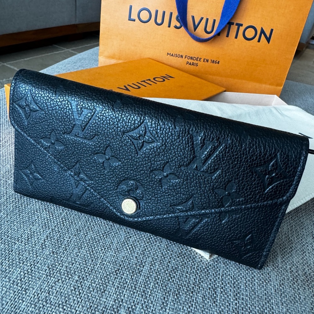 **CURRENT COLLECTION** Louis Vuitton Sarah Wallet - Box, Dust Bag